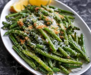 Delicious Garlic Parmesan Green Beans, a healthy and savory vegetable side dish.